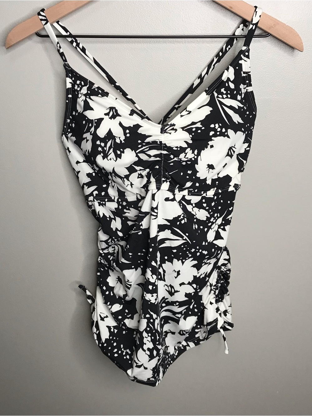 Carve Designs Black & White Floral Ruched Tnkini Top 36DD